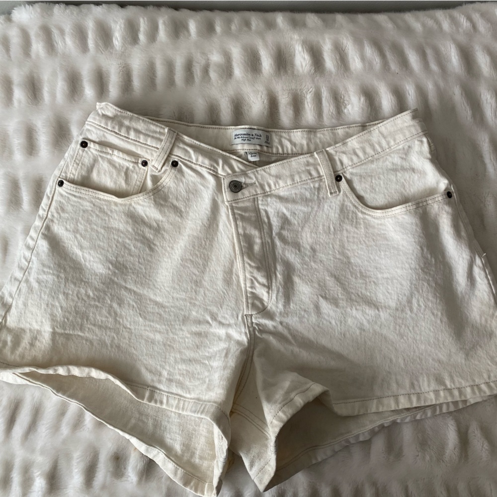 Abercrombie & fitch cream curve love 90s relaxed cutoff short high rise